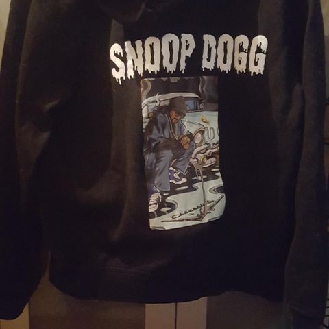 Hoddie Snoop dogg nypris 600kr🫵