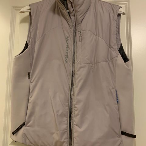 Ny Salomon vest selges