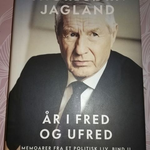 Jagland Torbjørn, «År i fred og ufred» Signerte Memoarer, bind II. 322 sider.