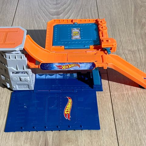 Hot Wheels bane med jagerfly -Sky- Base Blast-