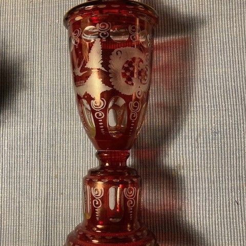 Rød glassvase med lokk i bøhmisk stil