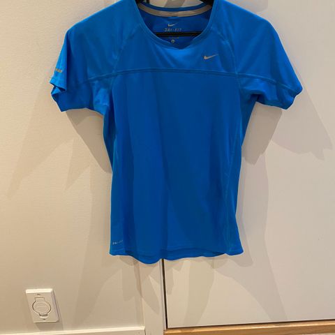 Nike dri fit t - skjorte, str S