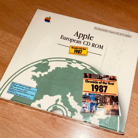 Apple Macintosh Vintage CHRONICLE OF THE YEAR 1987 APPLE EUROPEAN CD ROM