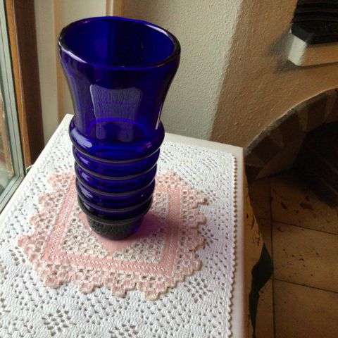 Flott blå vase i håndlaget kunstglass - høyde 24 cm - diam. oppe 10 cm