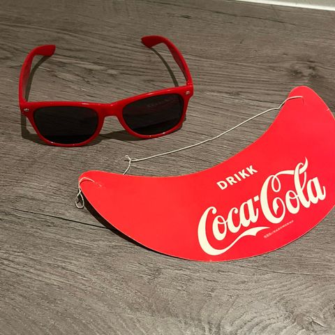 Retro solbriller og caps med Coca Cola-motiv