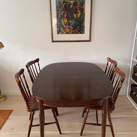 Spisebord med 8 stoler