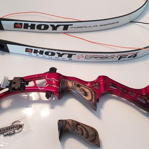 Hoyt Formula RX, Formula F4 Carbon. 38 Lbs.Recurve bue. Med koffert og tilbehør.