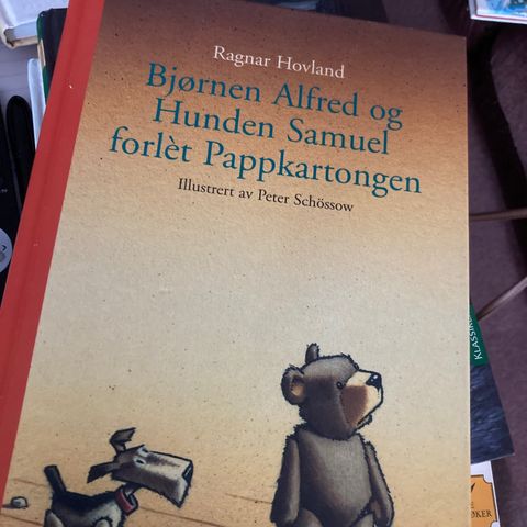 Bjørnen Alfred og hunden Samuel forlet pappkartongen