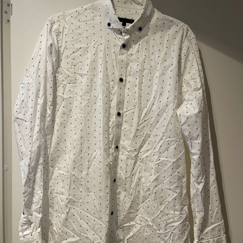 Hvit skjorte med print