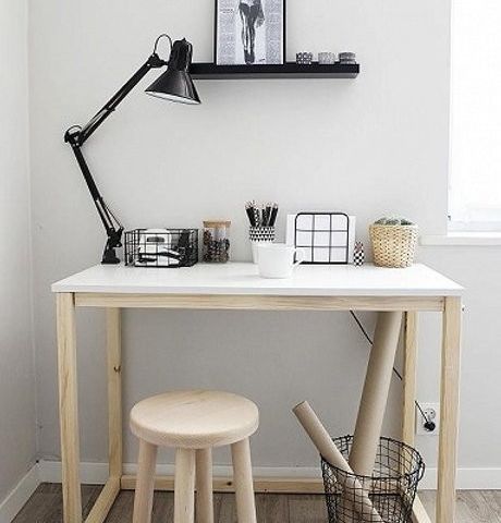 Skandinavisk skrivebord med hvit plate