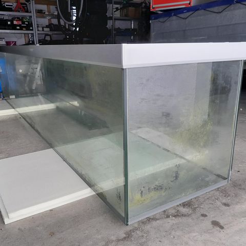 Akvarium 1080Liter  (skadet)