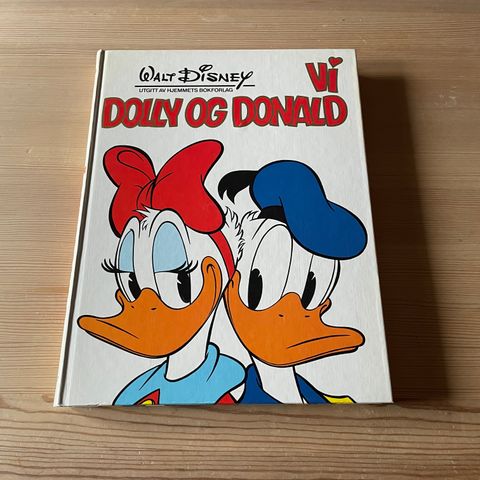 Kjempebok "Vi, Dolly og Donald" selges.