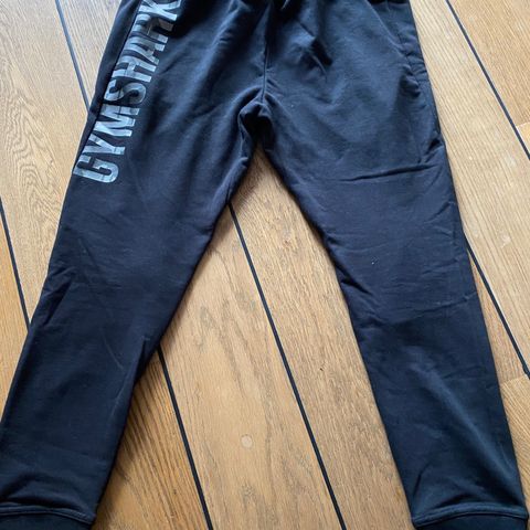 GYMSHARK joggebukse, svart, str. M, pent brukt