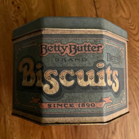 Kakeboks « Betty Butter Biscuits since 1890»