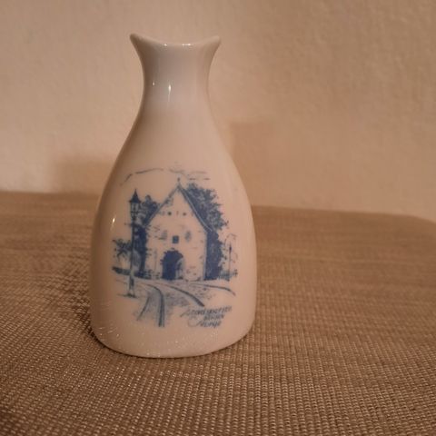 P.P stemplet liten vase fra Porsgrund porselen . År 1956