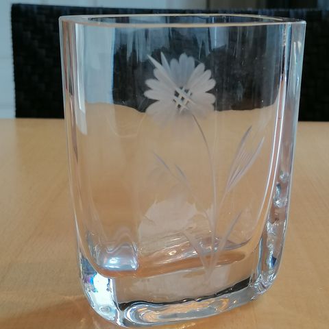 Liten vase i tykt glass med blomsterdekor