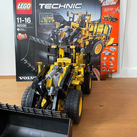 LEGO Technic 42030 Volvo L350F