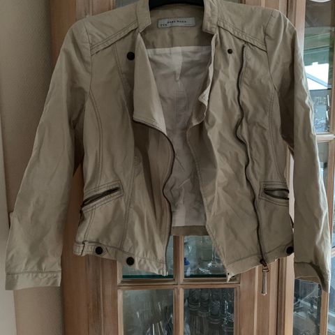 Kort beige jakke fra Zara Basic str M (1302-06)