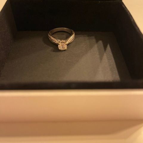 Diamant ring, 1,80 ct. 1 carat midt stein og 0,80 på sidene. Topp hvit kvalitet