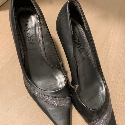 Høyhælte sko / pumps i blått med glitter stripe. Str 39 (små i str).