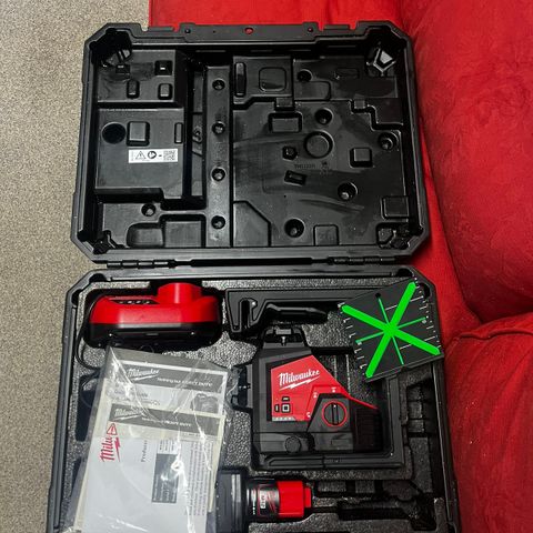 Milwaukee M12 3PL m/batteri, lader og tripod.