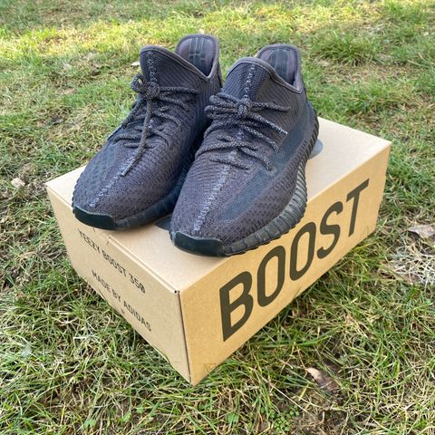 YEEZY BOOST 350 V2 BLACK STR 46