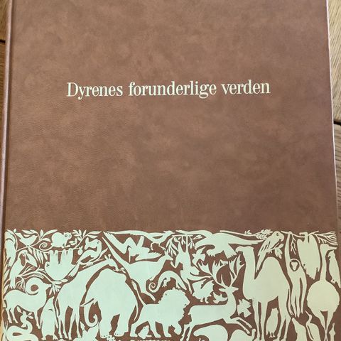 BOK DYRENES FORUNDERLIGE VERDEN- 319 sider 111 Artikler 177 dyr 1965