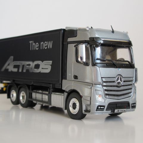 Mercedes-Benz "Der neue" Actros containerbil. Skala 1:50