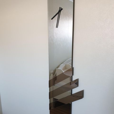 Dekorativt speil med klokke
