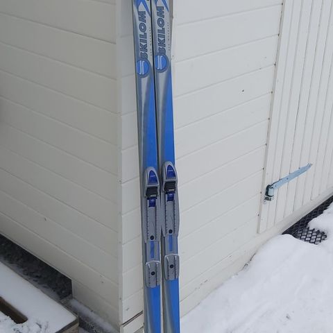 Brukte,litt skade på såle ene skia!! Ellers bra!👍