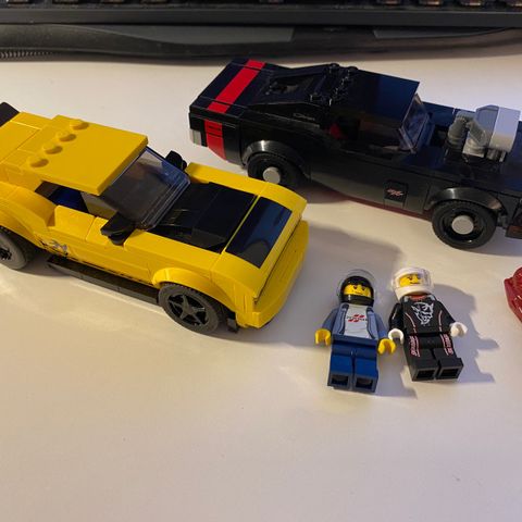 Lego 75893: 2018 Dodge Challenger SRT Demon and 1970 Dodge Charger R/T