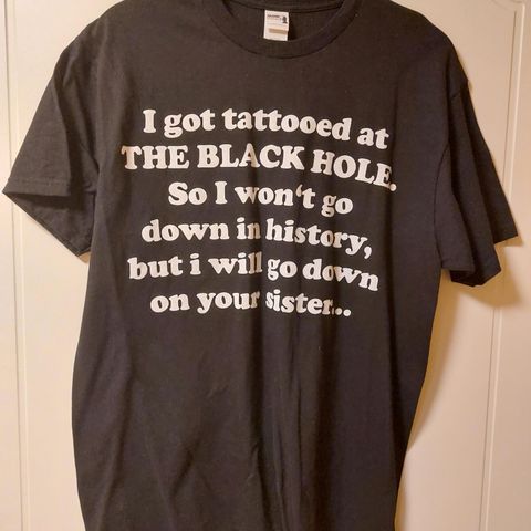 Black Hole Tattoo t-skjorte selges.