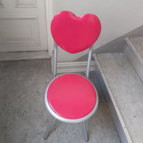 RØD hjerteformet sammenleggbar barne stol.