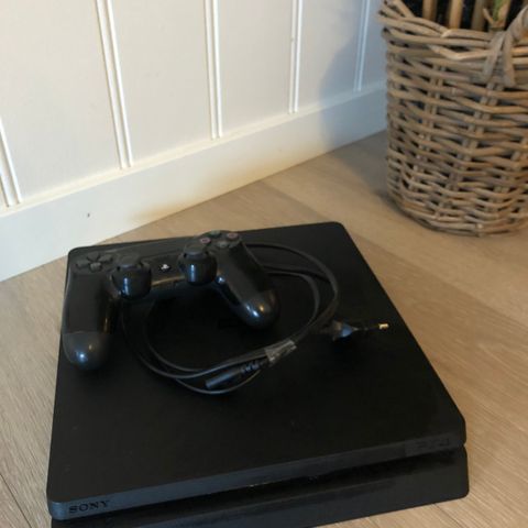 PlayStation 4 Slim 500 GB med 1 håndkontroll