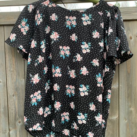 Sommerlig topp/ bluse. Sender med Posten:)