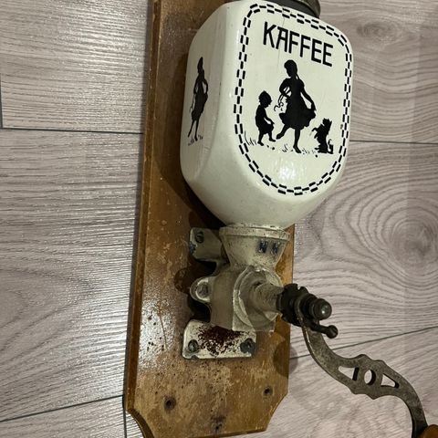 Kaffekvern veggmontert antikk