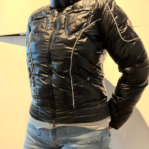 Moncler jakke dame svart Retro stil (XL)