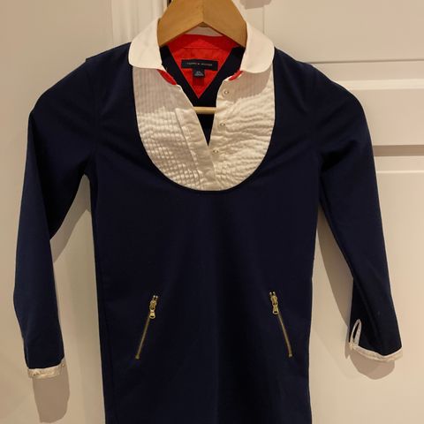 Tommy Hilfiger kjole str 6-7 år, selges rimelig kr 100.- Sender!