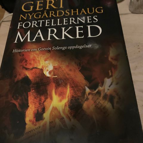 Gert Nygårdshaug sin bok Fortellernes marked innbundet til salgs.