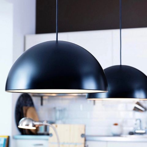 Stor sort taklampe i flott stand - Brasa Ikea - 60 cm