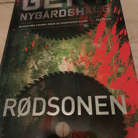 Gert Nygårdshaug sin bok Rødsonen innbundet til salgs.