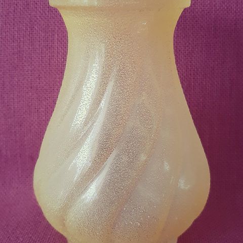 NY PRIS: Stilig vase i gult pulverglass.