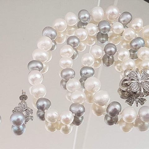 Vakkert perlekjede og øredobber av ekte perler(se beskrivelse).