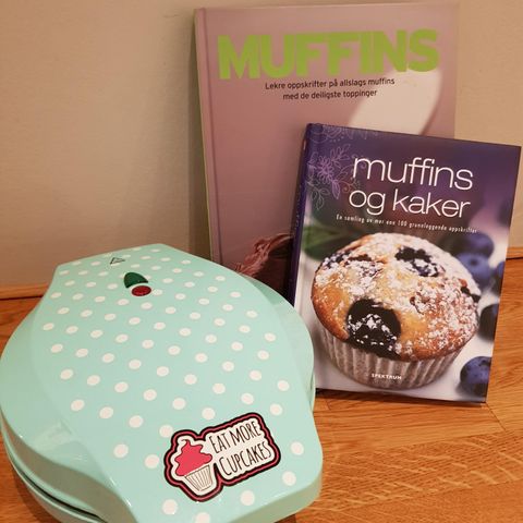 Sett med muffinsmaskin og muffinsbøker