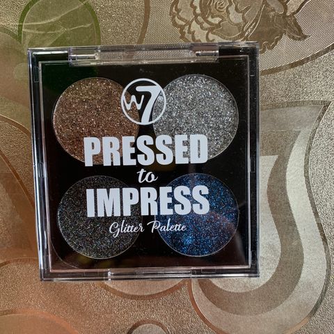Ny W7 Cosmetics Pressed to Impress 4-Piece Glitter Palette selges