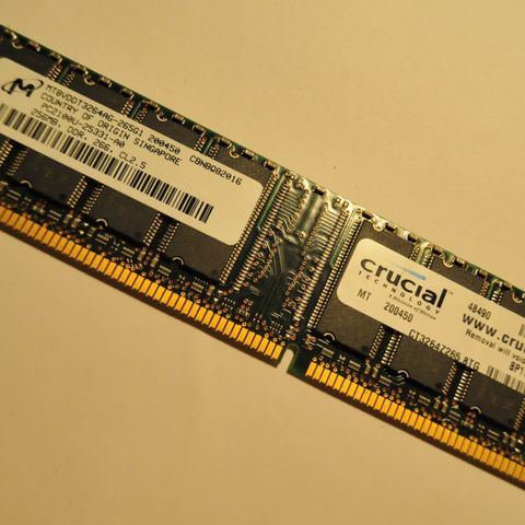 Micron/Crucial DDR1 SDRAM 256 Mb 266 MHz PC-2100U CL2,5 minnebrikke