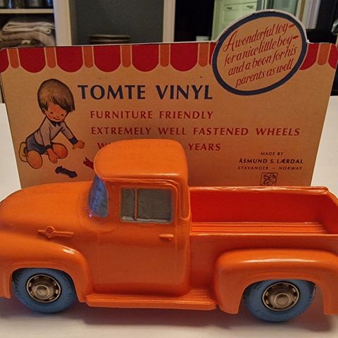 Tomte Lærdal Ford F-100 i nydelig stand, med repro display. Flere farger