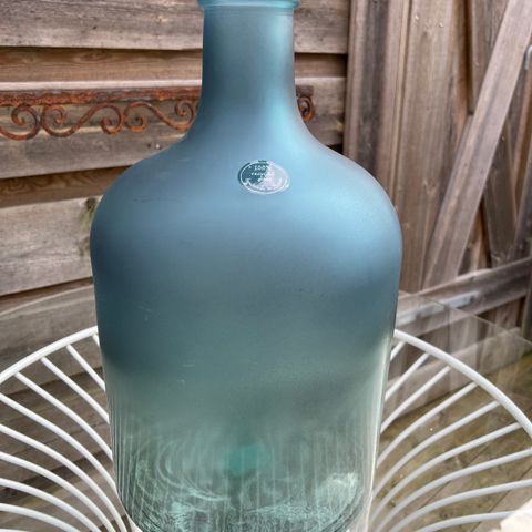 Glassurne/vase i resirkulert glass