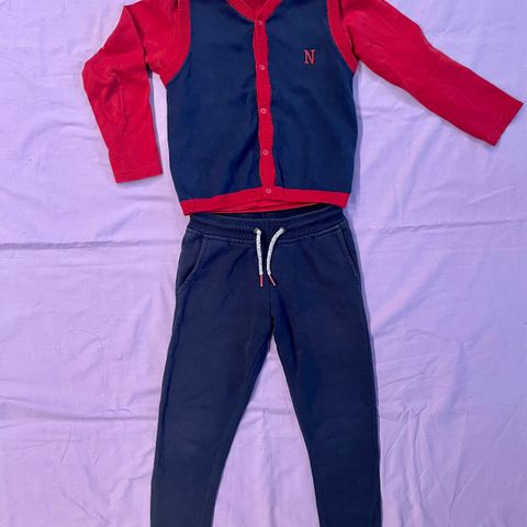 Et rød - blått sett, 3 deler: bukse, vest, polo genser 4 år/ stør 104