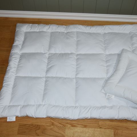 Veldig lite brukt fiberdyne og -pute til baby/barn. 80 x 100 cm